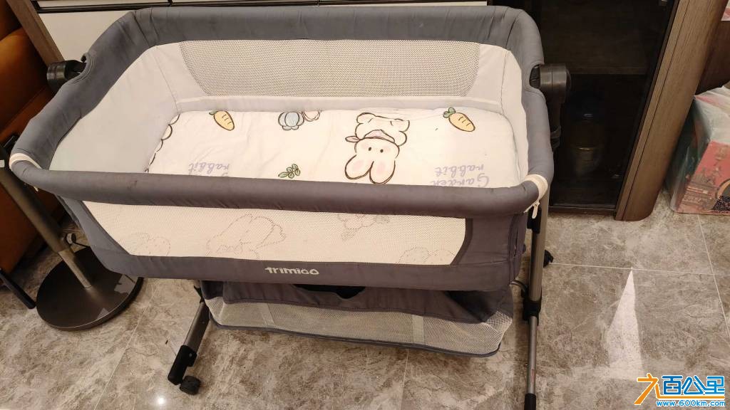 婴儿床和尿布台